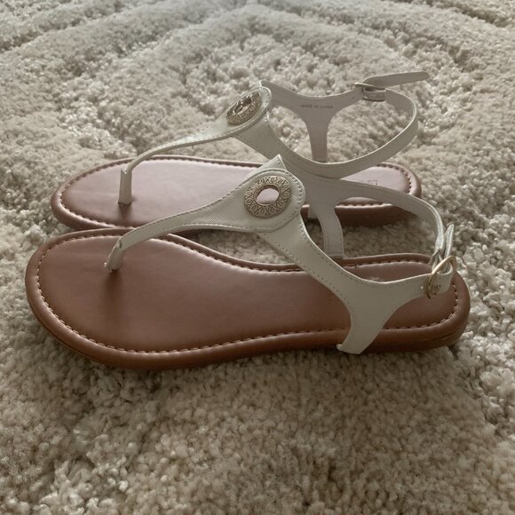 Le Chateau White  Flat Sandals (Brand New) - Picture 3 of 7